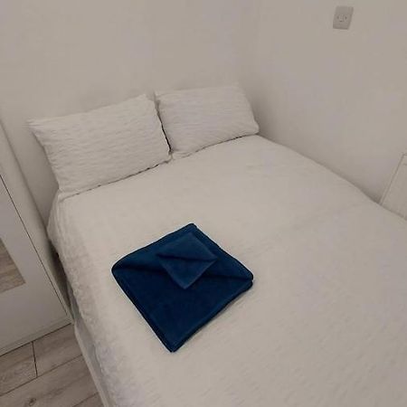 Double En-Suite Room Available In 3 Bed Apt London Eksteriør billede