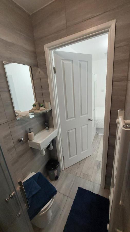Double En-Suite Room Available In 3 Bed Apt London Eksteriør billede