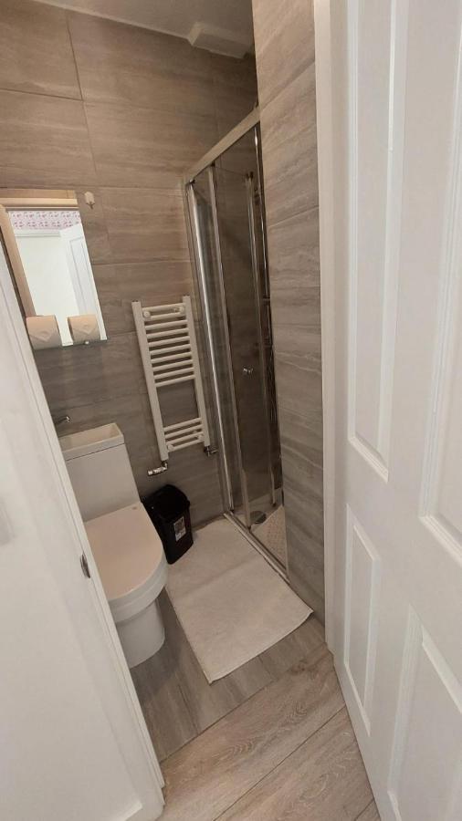 Double En-Suite Room Available In 3 Bed Apt London Eksteriør billede