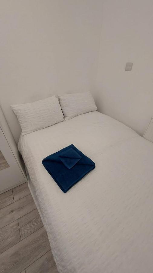 Double En-Suite Room Available In 3 Bed Apt London Eksteriør billede